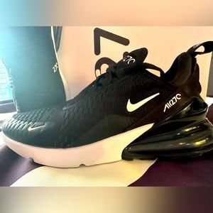 Nike Air Max 270 • Unisex sized • Sz Men’s 7 / Women’s 8.5